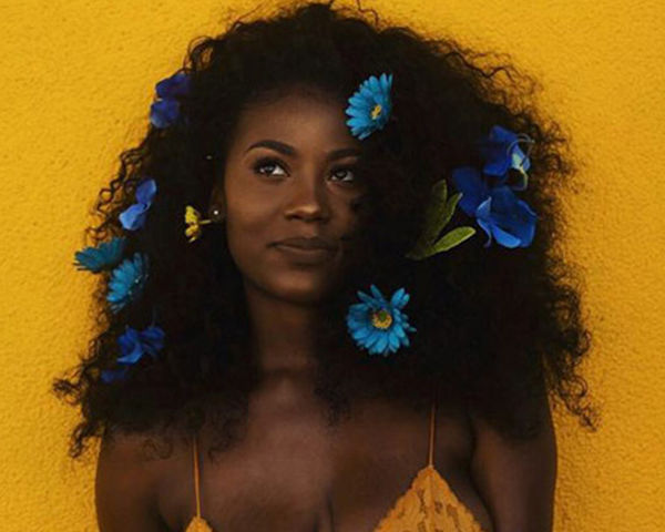 18 cool ways to wear hair flowers