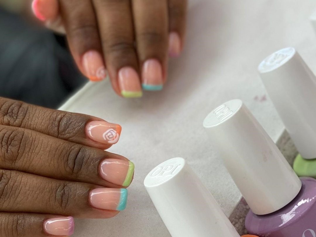 Beginner’s Guide To The Neon French Tips Trend