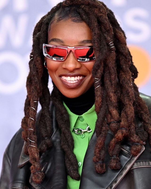 Congratulations to @littlesimz for winning Best New Artist at yesterday’s #BritAwards! 🌟What’s your favourite song from her?.⁠.⁠.⁠#blackbeautymag #littlesimz #brits #redcarpet #britawards2022 #femalerapper #nigerianrapper #britawards #littlesimz