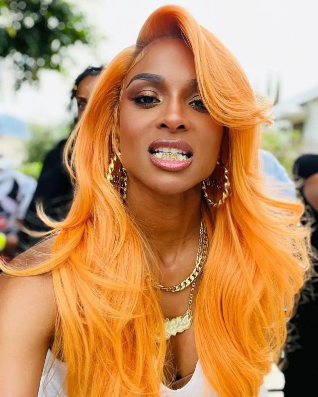 These colours! 🍊😍 >>>Whether it's a rustic cooper or tangerine shade, orange-based colours are all the rage this Autumn/Winter. Swipe for more inspo! ➡️#blackbeautymag #orangehair #haircolour #haircoloration #afrohair #curlyhair #naturalhair #naturalhaircare