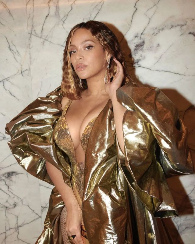 Okay, Beyoncé! 😩💖 The singer is currently in Dubai for the opening of Atlantis The Royal hotel. She performed her first full-length concert in four years.
Hair: @nealfarinah
Styling: @kjmoody
#blackbeautymag #beyonce #dubai #atlantis #queenb