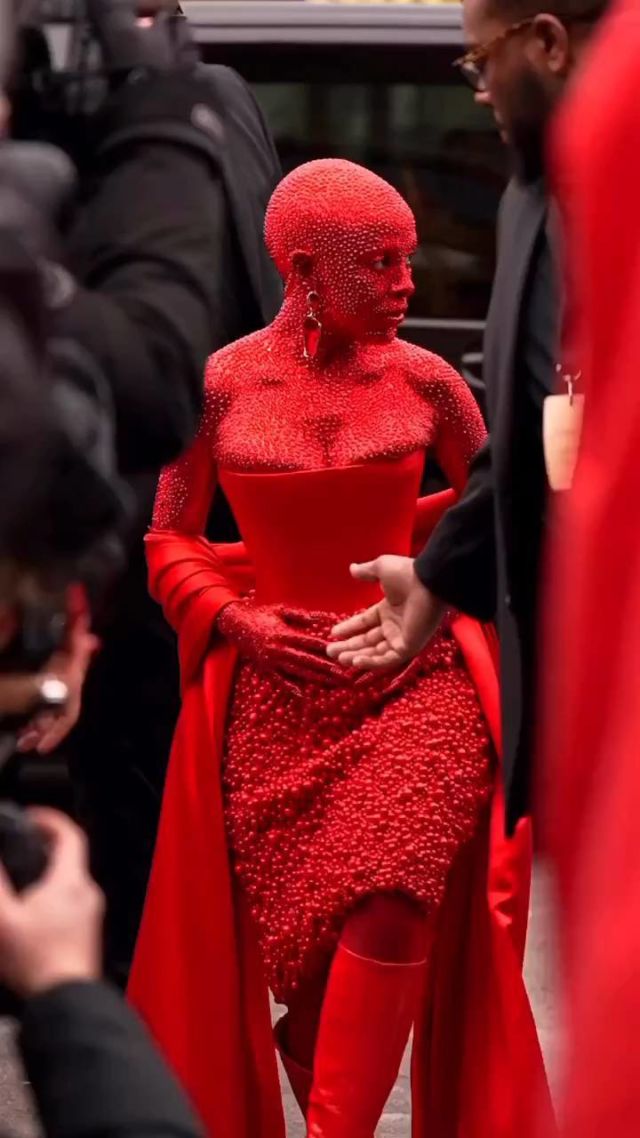 Hot red alert! 🌶️ Today at Paris Fashion Week, #DojaCat was covered with 30,000 Swarowski crystals by @patmcgrathreal for the Schiaparelli SS23 Haute Couture show. The full look took 4 hours to make! ❗She is one again stepping out of the box. What are your thoughts? #dojacat #pfw #fashionweek #schiaparelli #patmcgrath #ladyinred #parisfashionweek
