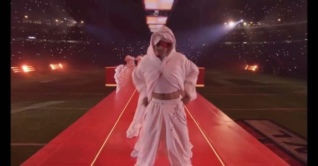 Happy Friday with out fave part of RiRi’s Superbowl show! Can we all agree that her dancers ATE? 🕺🏾#blackbeautymag #rihanna #superbowl #marshmallows #gameday #fridayvibes #happyfriday