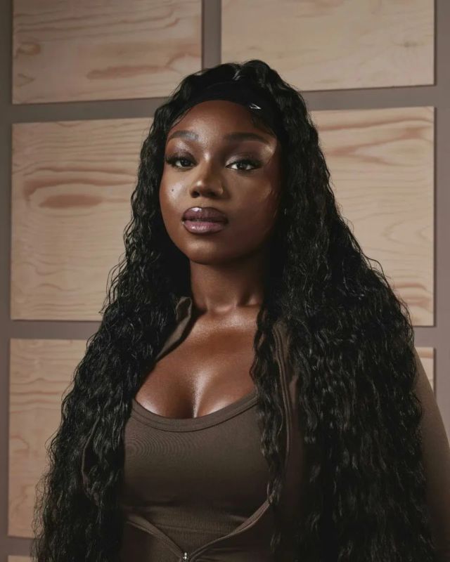 Say bye to intense sweating during your workouts.💧 @gymshark recently unveiled their new Diffuse Sweat Headband with a gorgeous campaign featuring #LoveIsland star @whitbrownsx, who serves as an ambassador for the product! 😍Suitable to all hair types, the Diffuse Sweat Headband is made to protect afro hair, wigs, locs and box braids and more while exercising.More info at the link in bio ⤴️ #blackbeautyandhair #gymshark #whitneyadebayo #afrohair #afrohaircare #naturalhair #naturalhaircare #workout #blackbeautymag