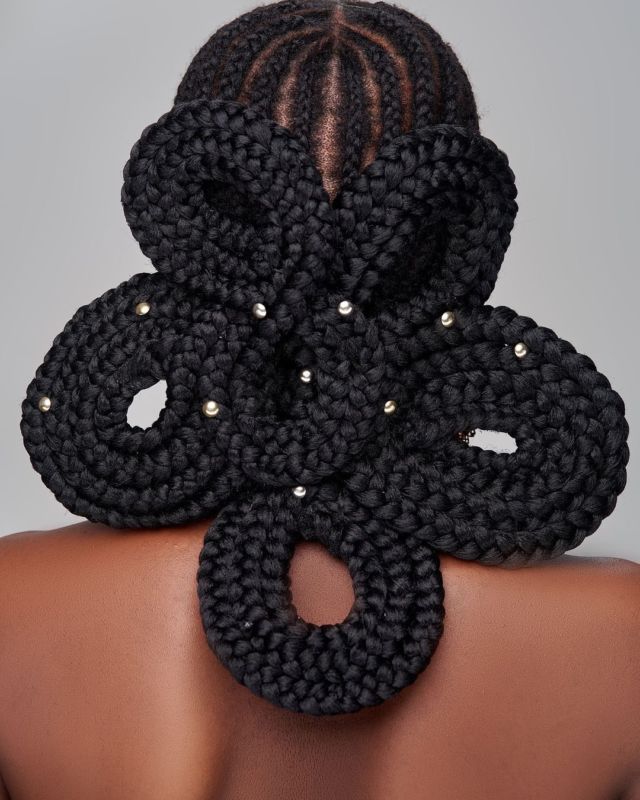 These braids are just a WORK OF ART. 😍🌟Photgrapher: @themoment_237Hair: @afrokremaofficiel Creative direction: @mikelange_u & @luctdiez#blackbeautymag #braids #braidstyles #fashionhair #braidsbraidsbraids
