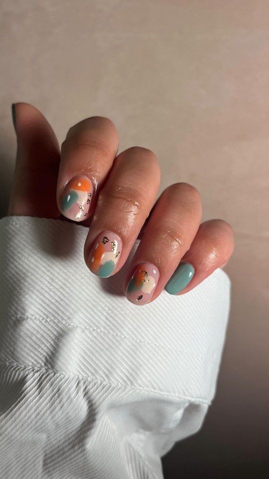 Spring has sprung! 🌿🪴🪷 We love this abstract nail design by @nailtherapybydee! Save this for your next mani appointment 👀💅🏾 #ManiMonday
#blackbeautymag #uknails #blacknailtech #spring #springnails #springhassprung #nailsnailsnails
